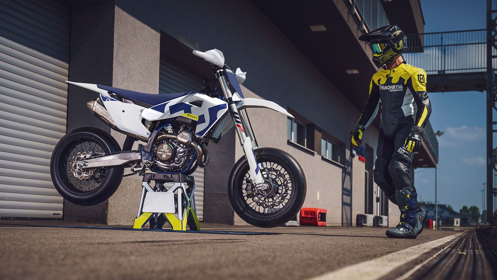 Όλες οι λειτουργίες ελέγχονται εύκολα από τον διακόπτη Map Select στο τιμόνι, ακόμη και εν κινήσει. Επιπλέον, το σύστημα Connectivity Unit Offroad (CU