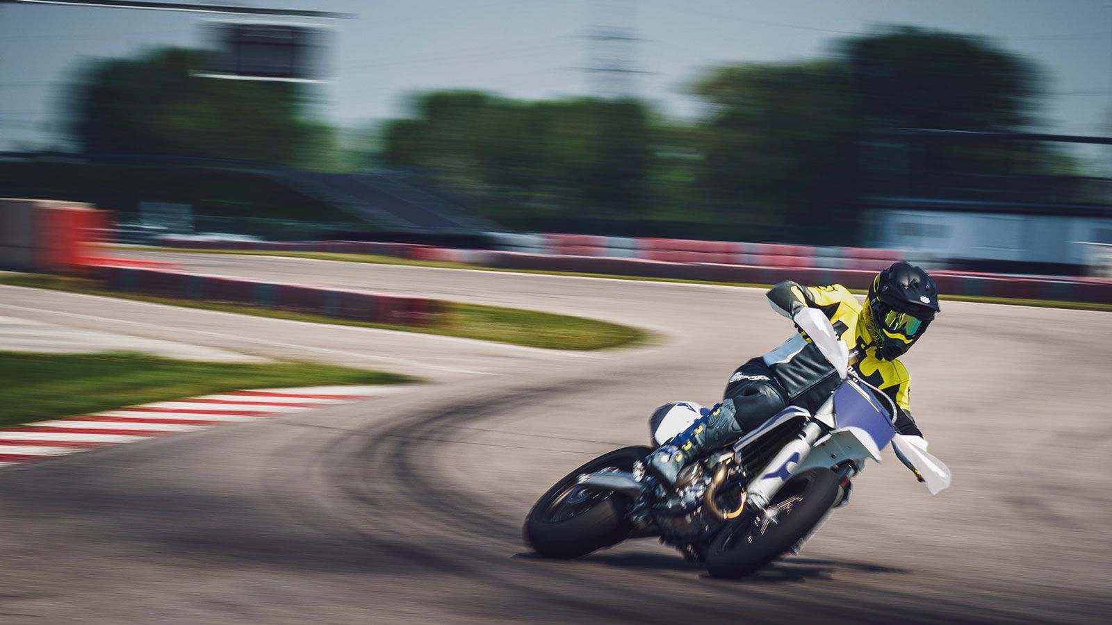 Στον στάνταρ εξοπλισμό περιλαμβάνονται τιμόνι ProTaper, γκριπ ODI, καθώς και ελαστικά Metzeler Racetec SM K1, σχεδιασμένα ειδικά για χρήση πίστας. Νέε