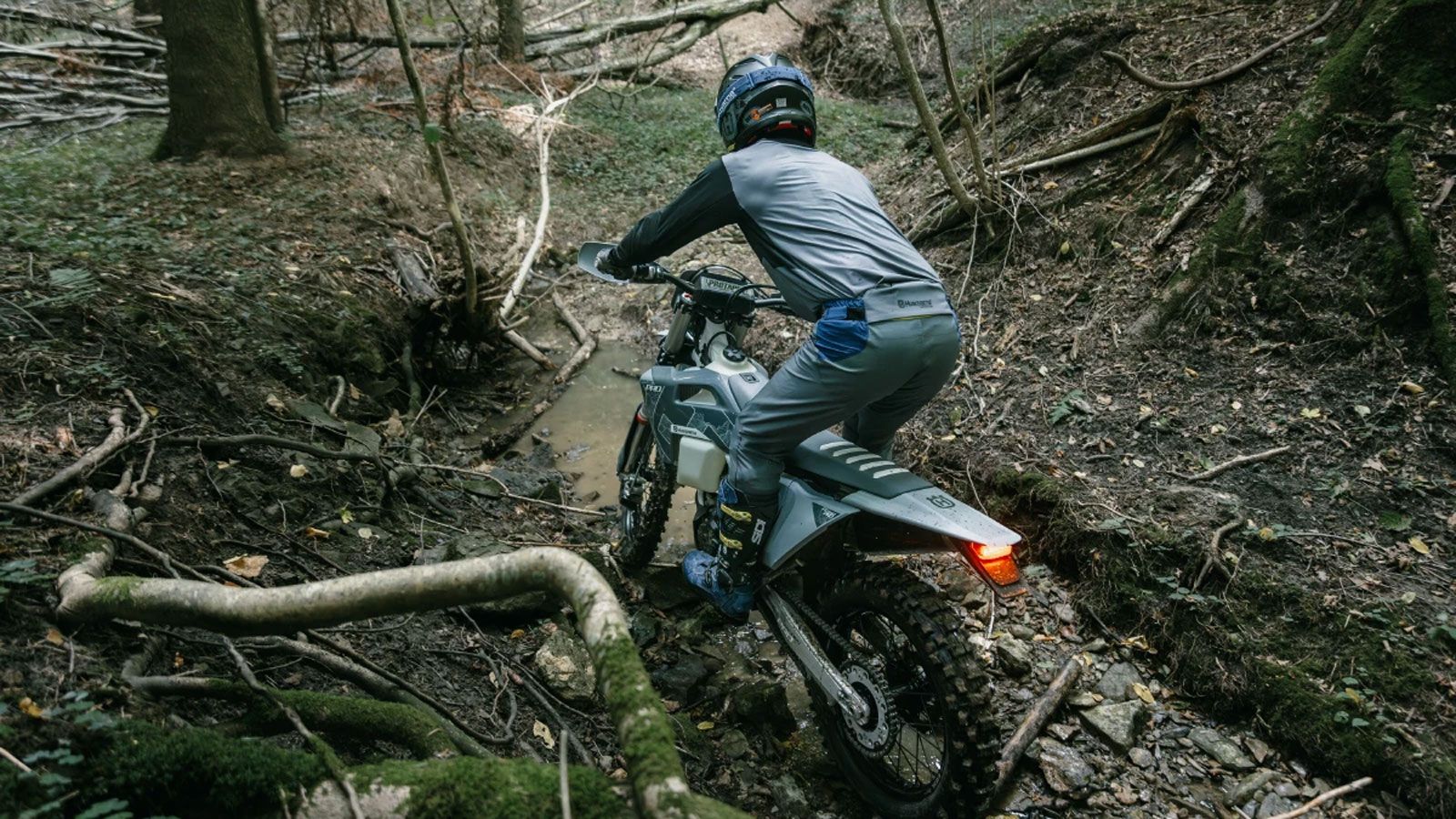  Husqvarna συνδυάζει την εμπειρία των αγώνων με τη μηχανική ακρίβεια, παραδίδοντας δύο μοτοσυκλέτες έτοιμες για κορυφαίες επιδόσεις σε κάθε είδους δια