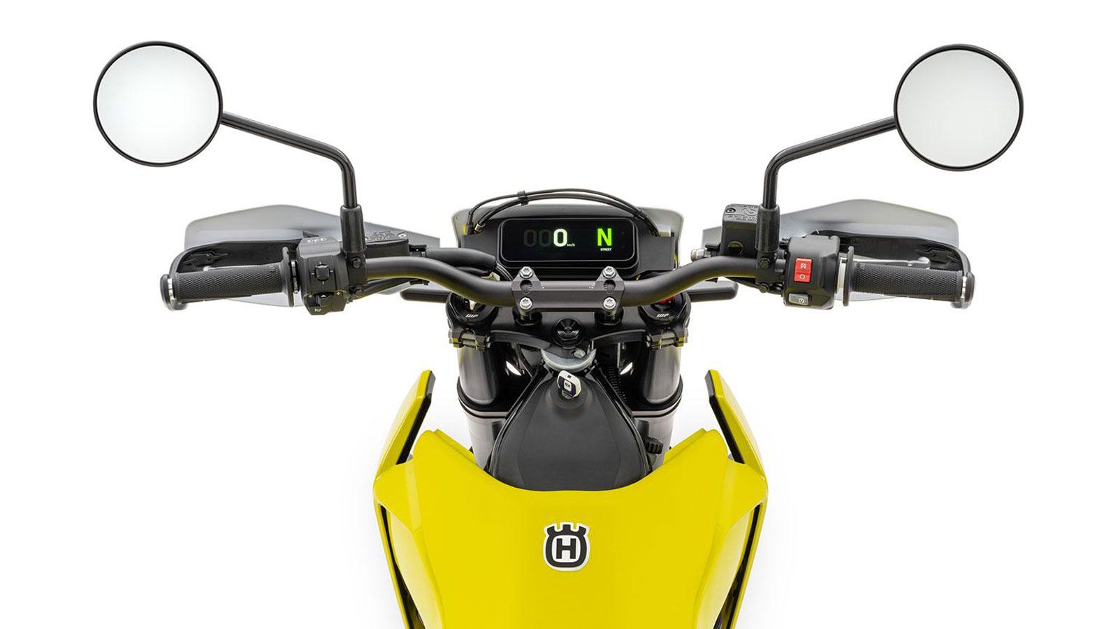 Το cockpit αποκτά έναν από τους πιο πολυαναμενόμενους εκσυγχρονισμούς με οθόνη TFT 4,2 ιντσών σε landscape διάταξη. Οι ενδείξεις για στροφές και σχέση