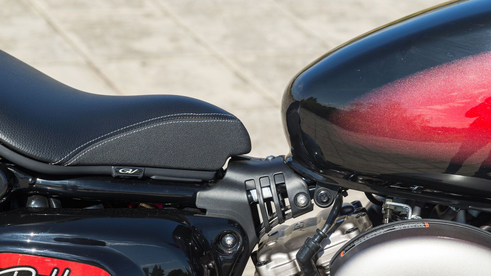 Για όσους χρειάζονται μεγαλύτερη πρακτικότητα, υπάρχει και η διαθέσιμη διπλή σέλα, η οποία προσφέρει επιπλέον χώρο και επιτρέπει μεταφορά συνεπιβάτη. 