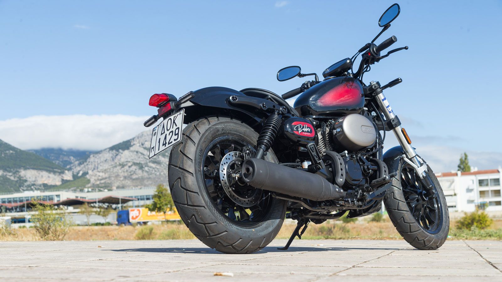 Παρά το compact μέγεθός της, η Hyosung έχει δώσει έμφαση στο προφίλ και στη στήριξη ώστε ο αναβάτης να έρχεται σε σωστή επαφή με τη μοτοσυκλέτα.