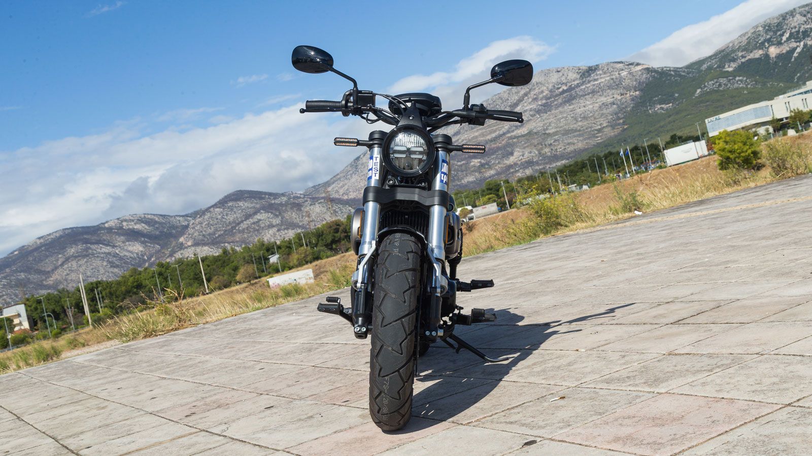 Ο τροχός εμπρός φορά ελαστικό 120/80-16, ενώ ο πίσω τροχός διαθέτει φαρδύτερο ελαστικό 150/80-15, επιλογή που ορίζει μεγάλο μέρος της οπτικής ταυτότητ