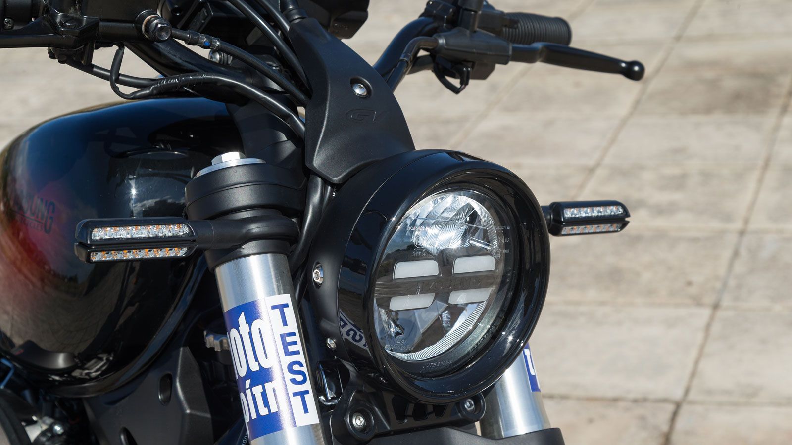  Η Hyosung έχει εξελίξει το κλασικό bobber στυλ, κρατώντας το «αλήτικο» προφίλ που χαρακτηρίζει την κατηγορία, αλλά προσθέτοντας στοιχεία που θυμίζουν