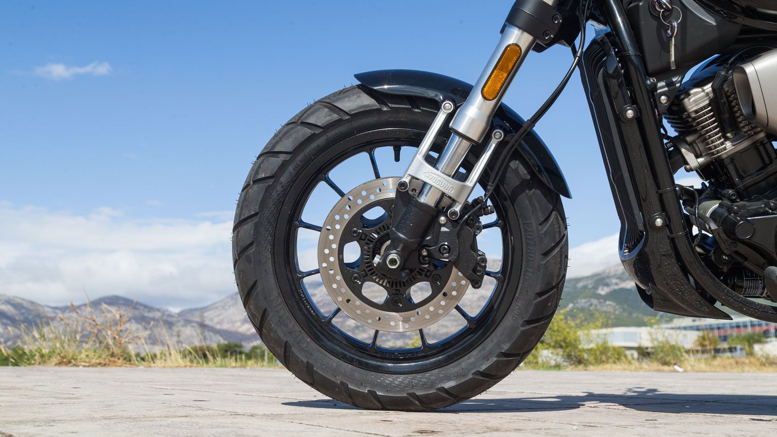 Στο εμπρός μέρος υπάρχει ανεστραμμένο πιρούνι USD, στοιχείο που ανεβάζει τον εξοπλισμό του μοντέλου πάνω από τα συνηθισμένα για την κατηγορία των 125 