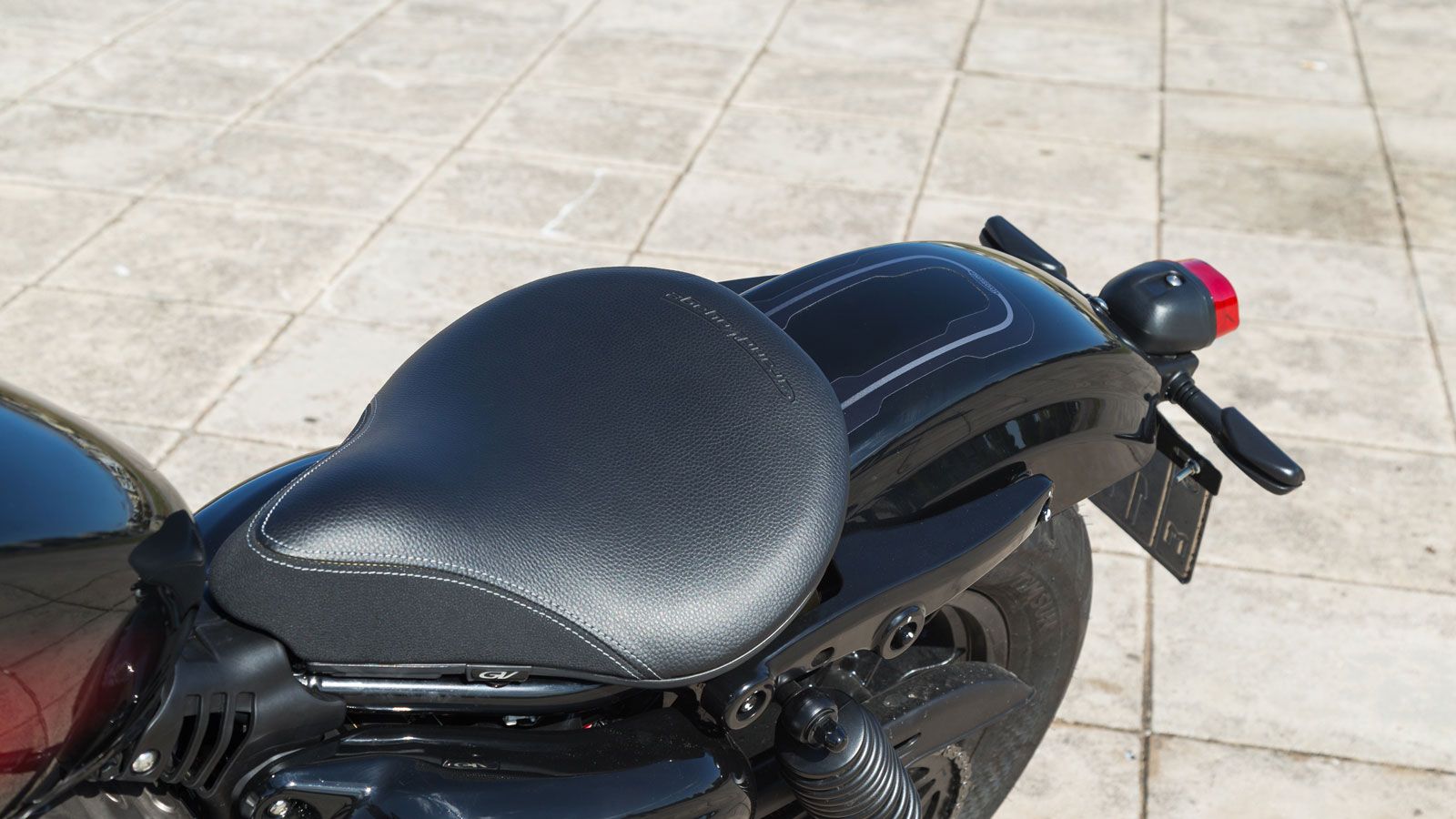 Η σέλα της έκδοσης EVO είναι μονόσελη, με επίπεδη σχεδίαση και διακριτικές ραφές, ενισχύοντας την κλασική αισθητική του μοντέλου.