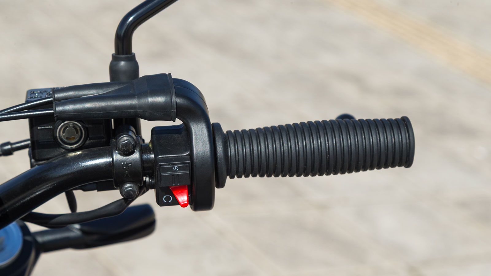  Το τιμόνι είναι φαρδύ, με θέση που παραπέμπει σε αυθεντικό bobber set–up, ενώ τα μαρσπιέ βρίσκονται σε μεσαία (mid-mounted) διάταξη, προσφέροντ