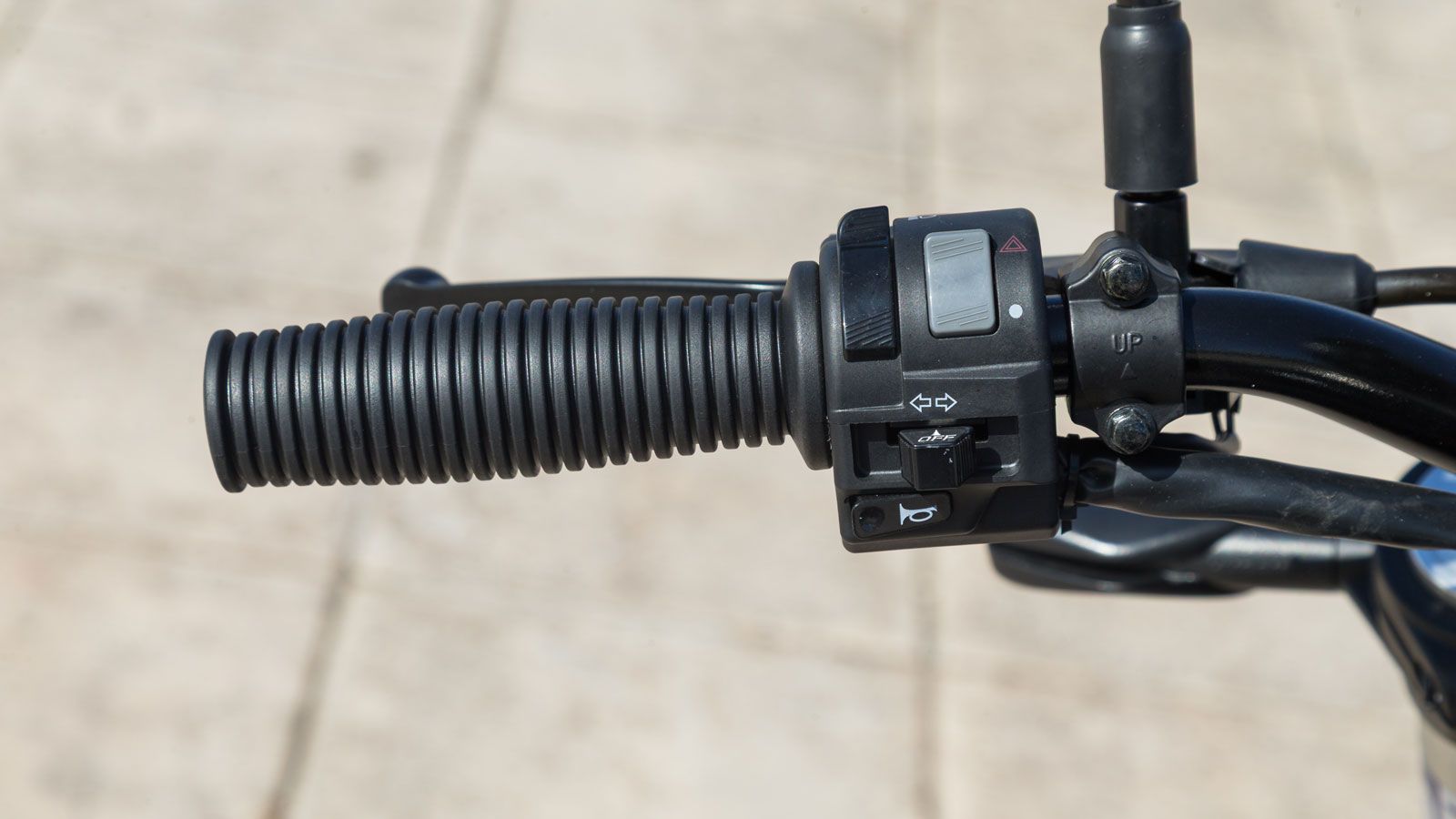 Ο συνολικός εργονομικός χαρακτήρας του μοντέλου στοχεύει στο να δημιουργεί μια «γεμάτη» στάση οδήγησης, με όλα τα χειριστήρια σε εύκολα προσβάσιμες θέ