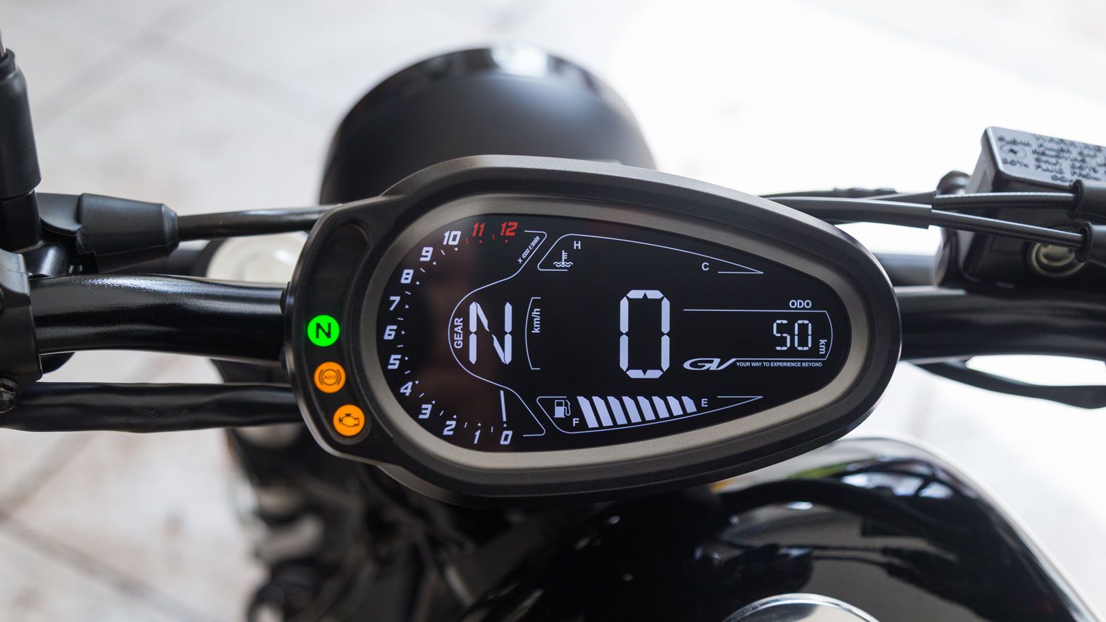 Στο κέντρο του τιμονιού βρίσκεται ο νέος LCD πίνακας οργάνων, ο οποίος διατηρεί το minimal bobber αισθητικό προφίλ, αλλά προσφέρει σαφή και ευανάγνωστ