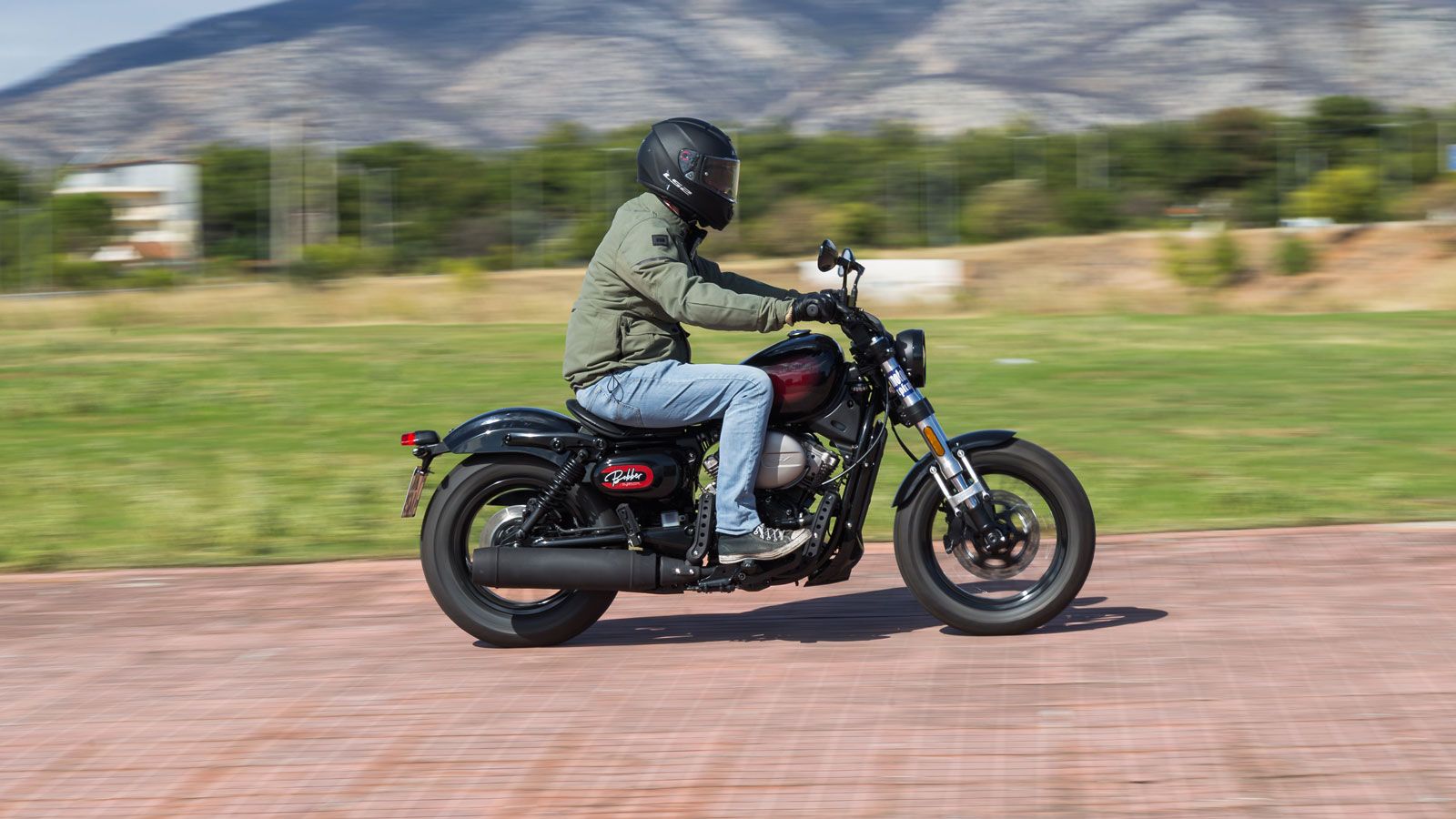 Προσφέρει premium εμφάνιση, στιβαρότητα και πραγματική αίσθηση cruiser, καθιστώντας το τολμηρή αλλά σίγουρη επιλογή για όσους θέλουν κάτι περισσότερο 