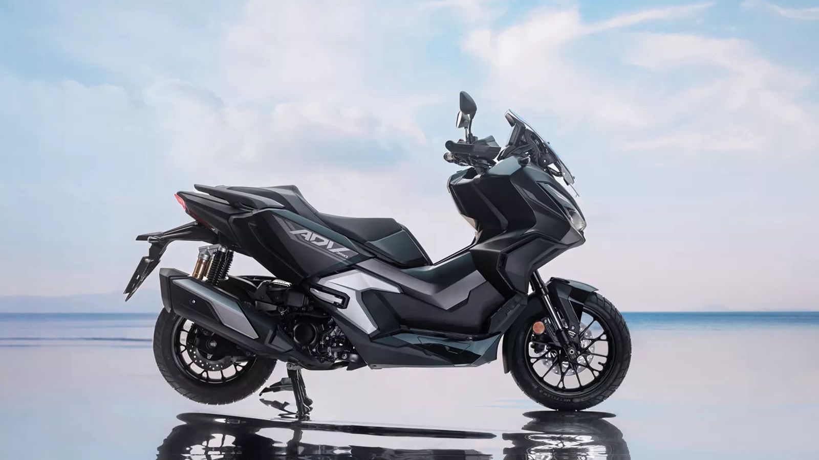 Η Honda ανακοινώνει νέα προωθητική ενέργεια για το δημοφιλές ADV350, προσφέροντας το scooter στην προνομιακή τιμή των 6.890 ευρώ με πλούσιο εξοπλισμό 