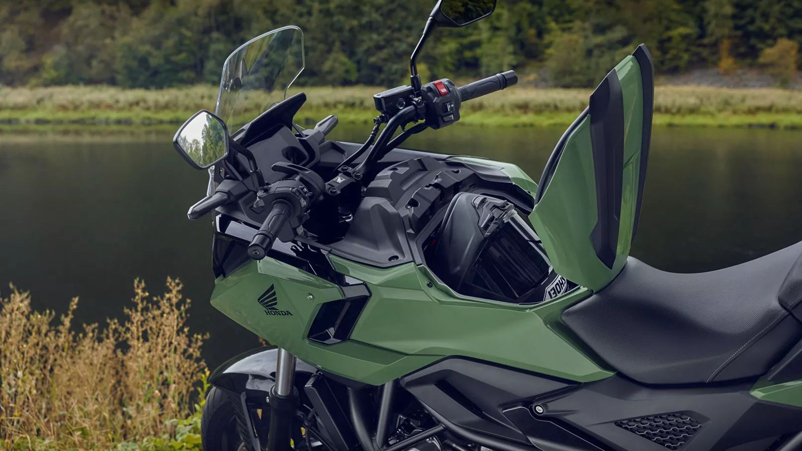 23 λίτρα αποθηκευτικού χώρου για full face μπροστά στο ρεζερβουάρ