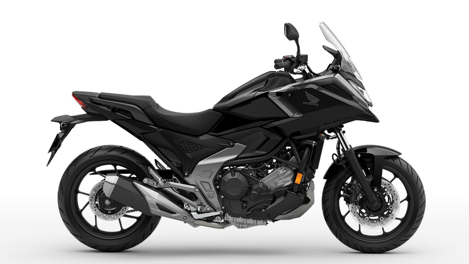 H σημαντικότερη αλλαγή για την έκδοση του 2025 είναι πως στα φρένα πλέον βλέπουμε, διπλό μπροστινό δίσκο 296 χιλιοστά με δύο δαγκάνες, αντικαθιστώντας