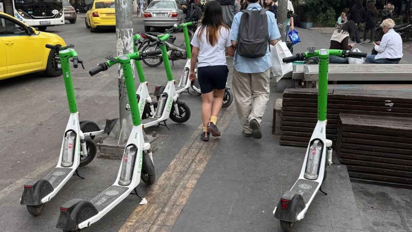 Η νομοθεσία δίνει αρμοδιότητα στους Δήμους να καθορίζουν ειδικούς χώρους στάθμευσης για πατίνια, ώστε να αποφεύγεται η άναρχη εγκατάλειψή τους σε πεζο