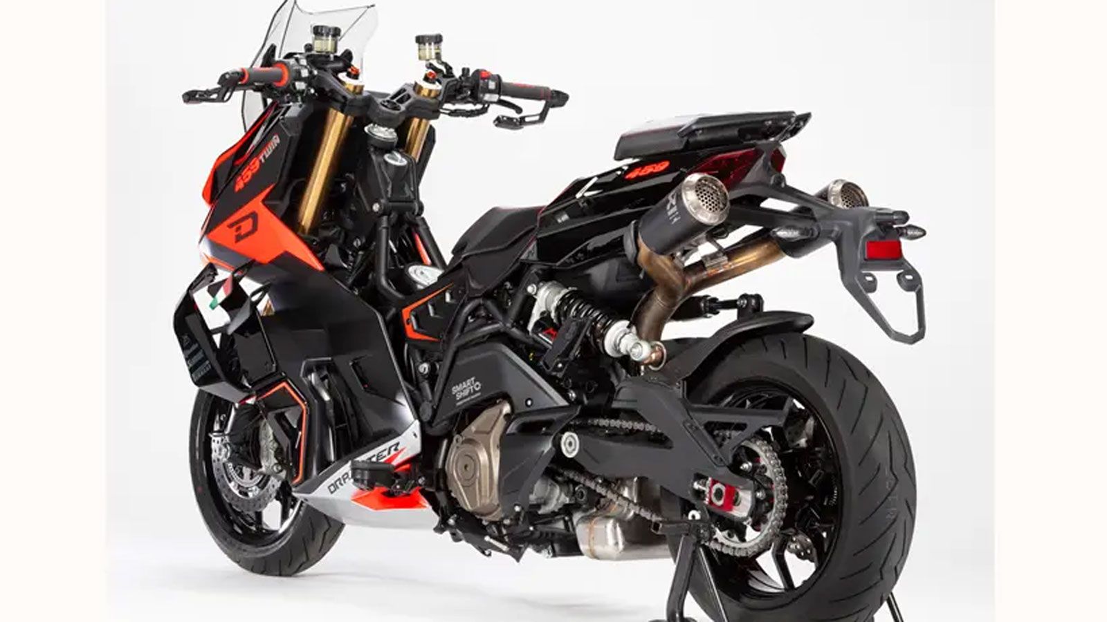 Στον βασικό εξοπλισμό περιλαμβάνονται έγχρωμη οθόνη TFT, ρεζερβουάρ καυσίμου 16 λίτρων και ύψος σέλας 815 mm. Οι αναρτήσεις προέρχονται από τη Marzocc