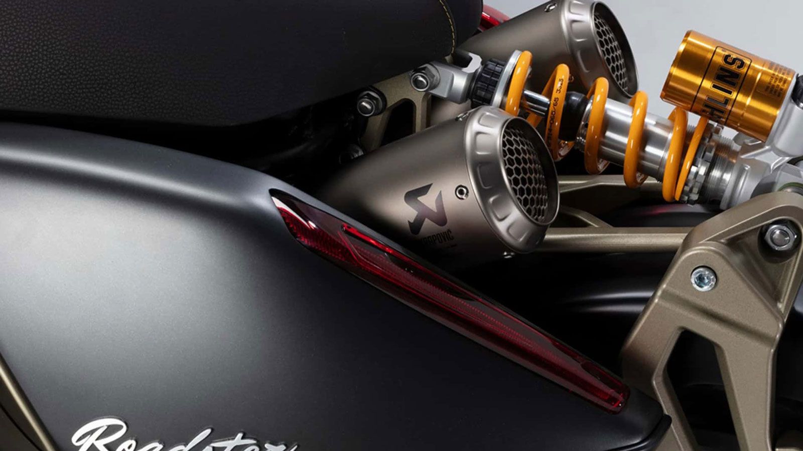 Πρόκειται για μια λύση που θυμίζει σχεδιαστικές σχολές πειραματικής μηχανολογίας και δίνει στο Roadster πιο ακριβή συμπεριφορά χωρίς να χάνει τη χαρακ