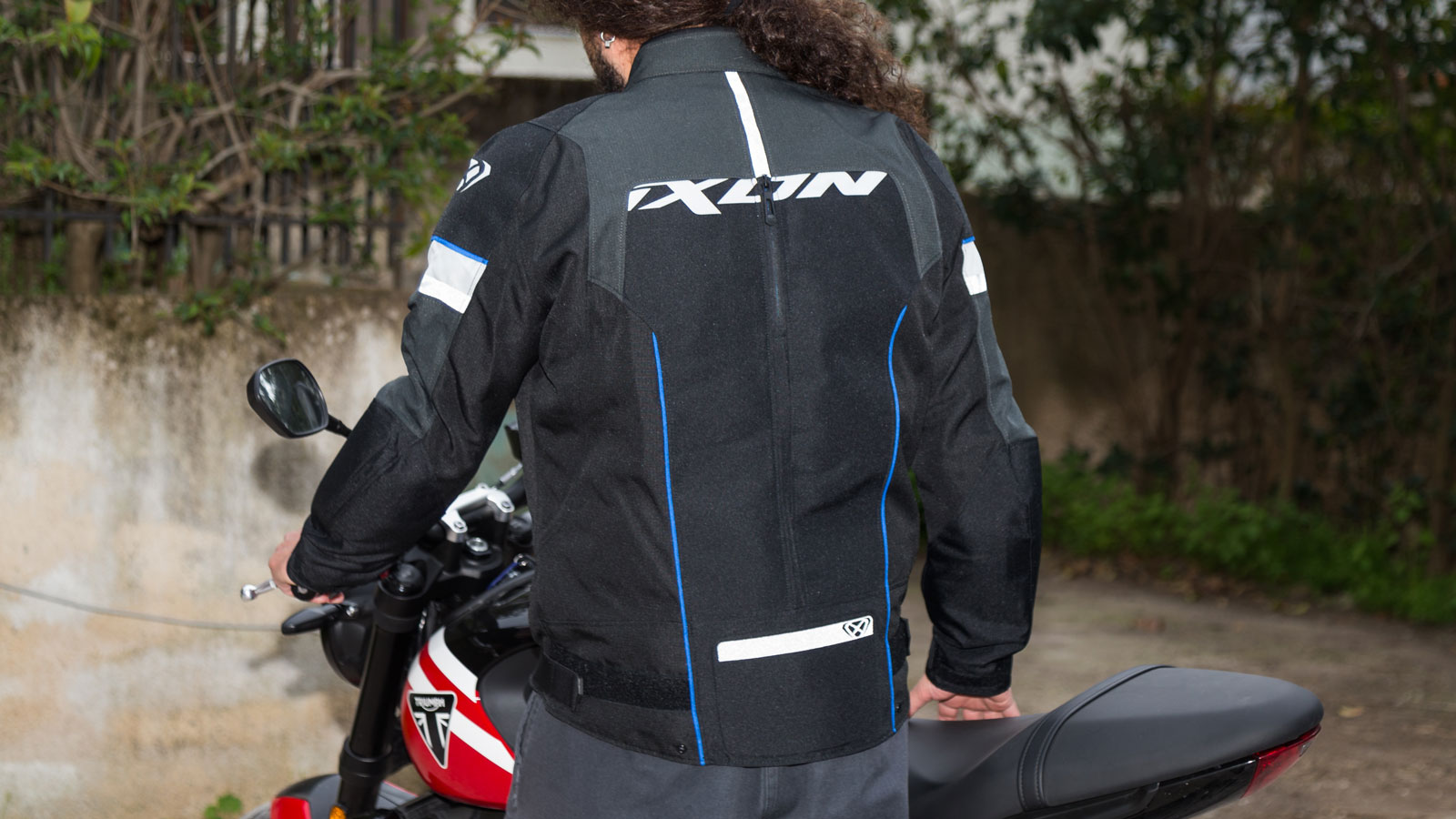 Test μπουφάν 4 εποχών IXON Allroad: Υψηλή ποιότητα κατασκευής & σπορ εμφάνιση 