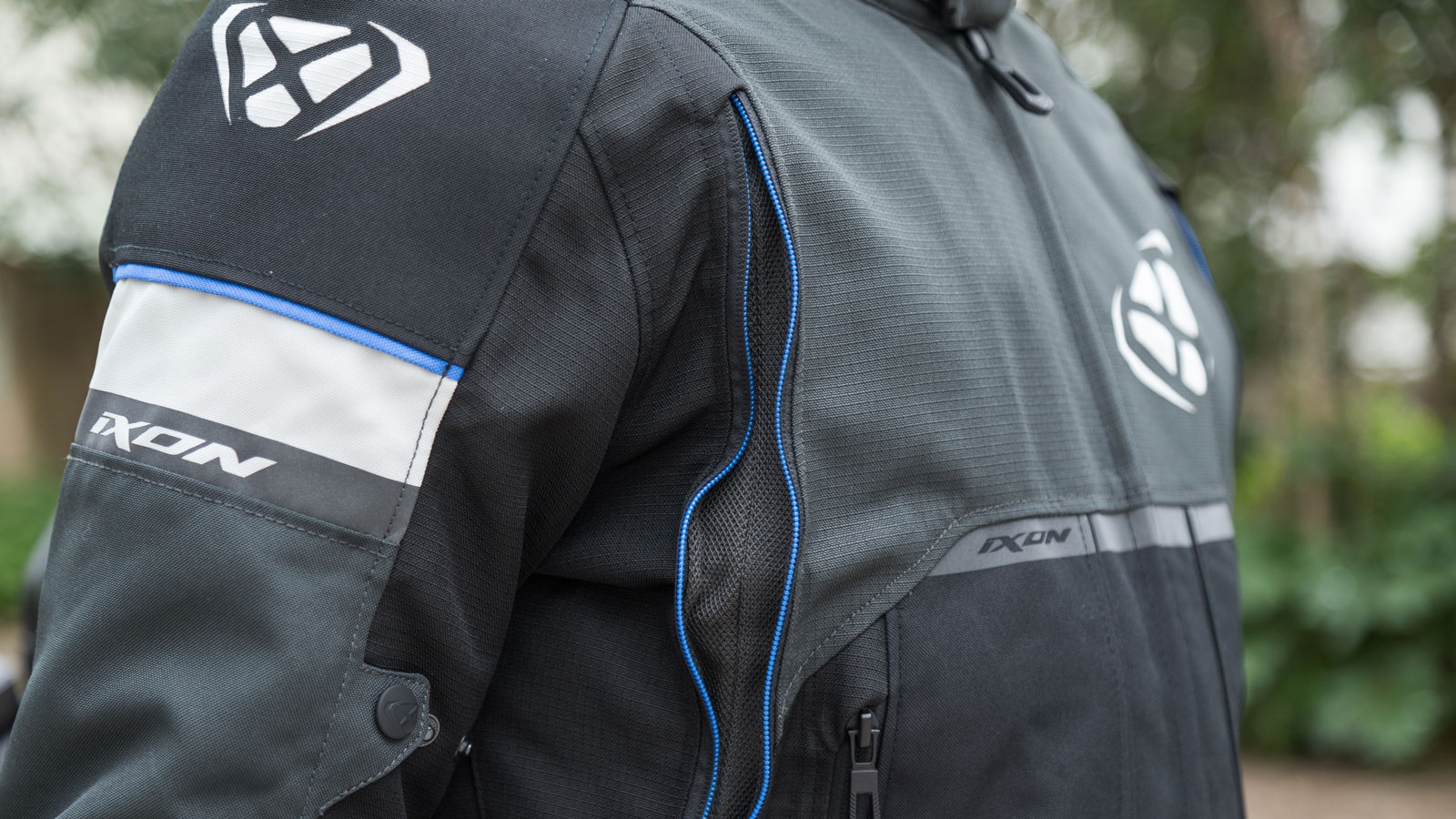 Test μπουφάν 4 εποχών IXON Allroad: Υψηλή ποιότητα κατασκευής & σπορ εμφάνιση 