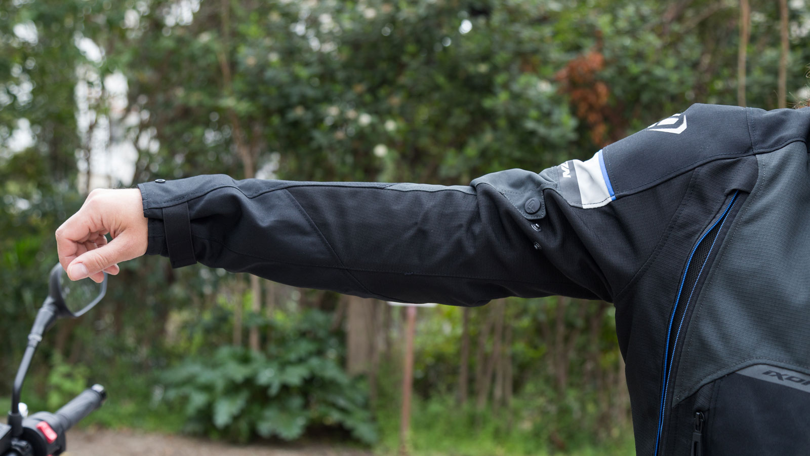 Test μπουφάν 4 εποχών IXON Allroad: Υψηλή ποιότητα κατασκευής & σπορ εμφάνιση 