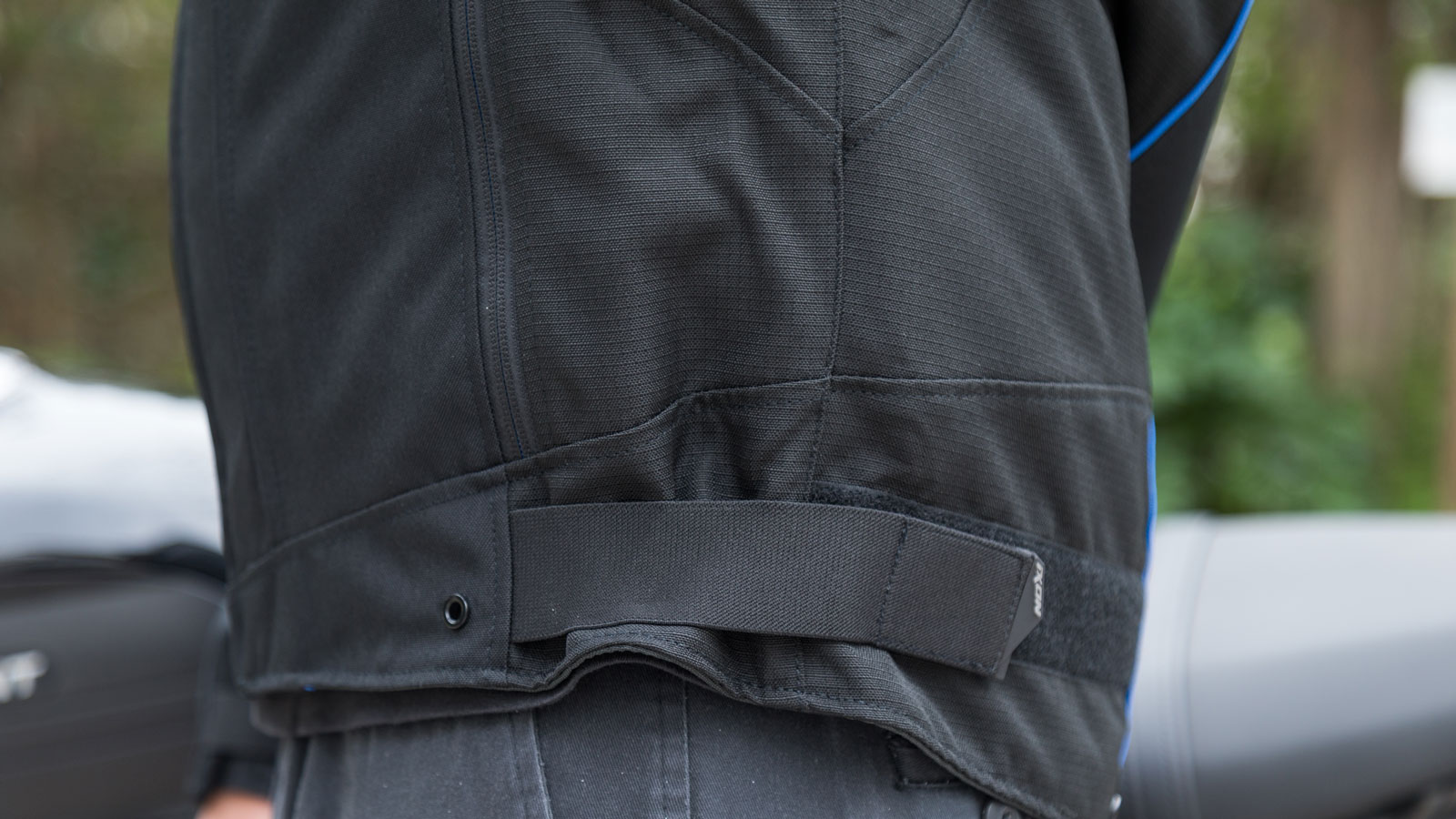 Test μπουφάν 4 εποχών IXON Allroad: Υψηλή ποιότητα κατασκευής & σπορ εμφάνιση 