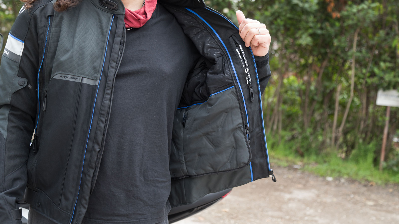 Test μπουφάν 4 εποχών IXON Allroad: Υψηλή ποιότητα κατασκευής & σπορ εμφάνιση 