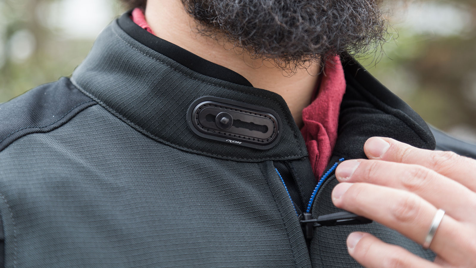 Test μπουφάν 4 εποχών IXON Allroad: Υψηλή ποιότητα κατασκευής & σπορ εμφάνιση 