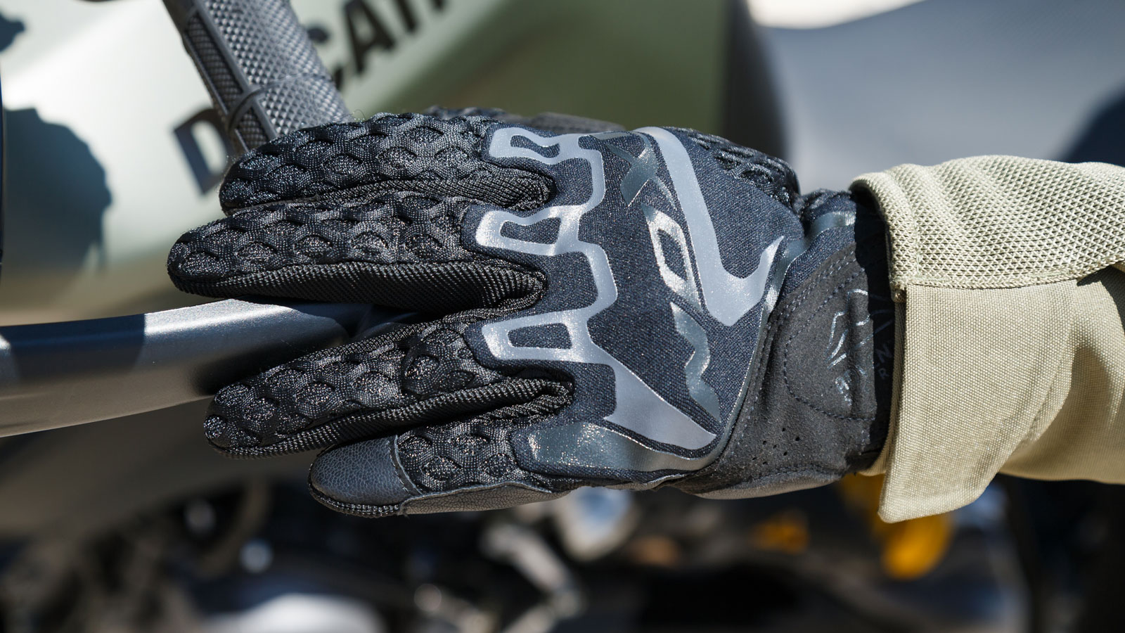 Test καλοκαιρινά γάντια IXON Dirt Air