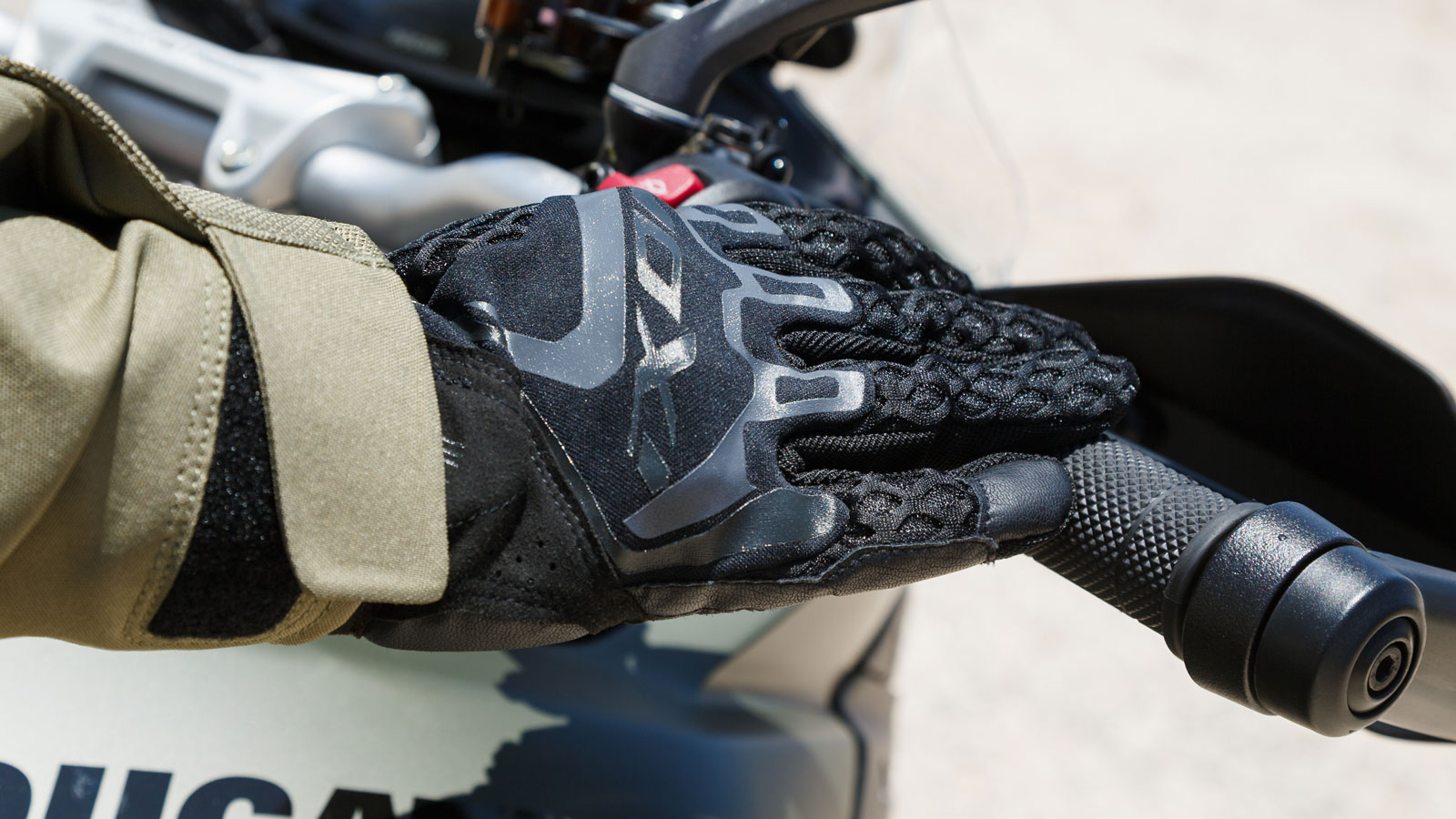 Test καλοκαιρινά γάντια IXON Dirt Air: ADV σχεδιασμός & κορυφαία ποιότητα