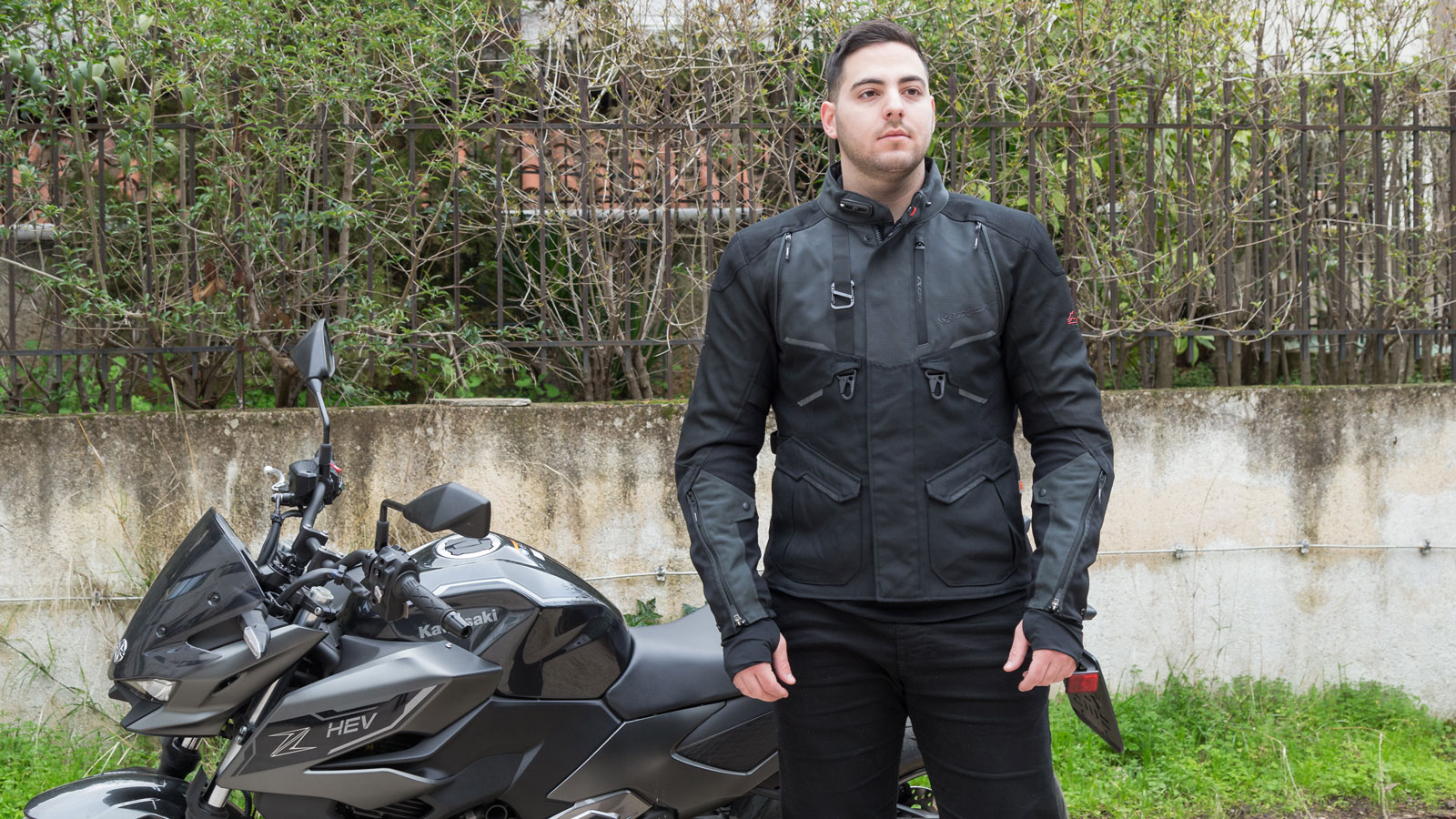 Το IXON Eddas είναι ένα τεχνικό μπουφάν 4 εποχών, με αδιάβροχη μεμβράνη X-Dry, εξαιρετική αδιαβροχοποίηση, διαπνοή και χαρακτηριστικά. 