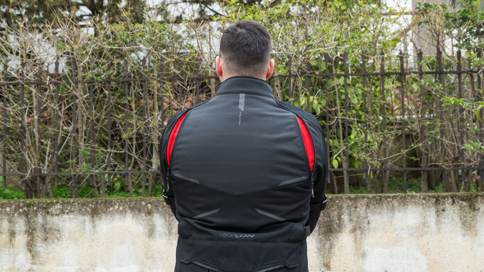 Test μπουφάν IXON Eddas: Έχει πάνω, την μάνα του και τον πατέρα του