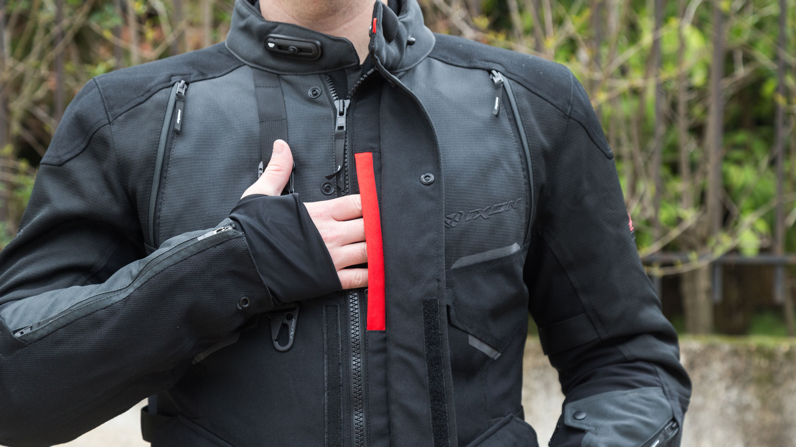 Test μπουφάν IXON Eddas: Έχει πάνω, την μάνα του και τον πατέρα του