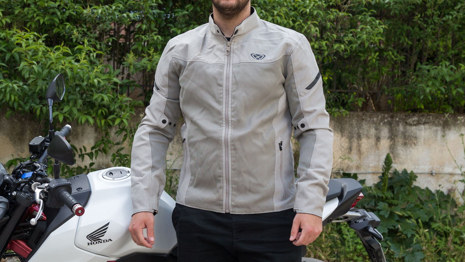 Το IXON Fresh είναι ένα εξαιρετικό καλοκαιρινό μπουφάν, με λιτό σχεδιασμό και υψηλή ποιότητα κατασκευής.