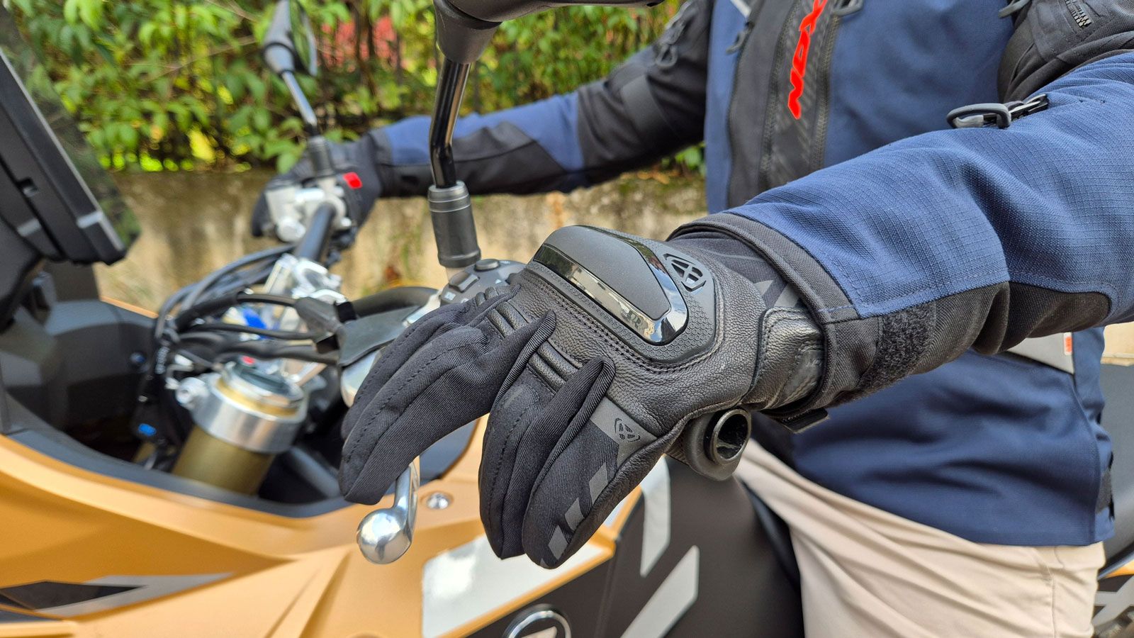 Τα γάντια IXON MS Sinergy, συνδυάζουν την υψηλή ποιότητα κατασκευής, την λειτουργικότητα και την κομψή εμφάνιση αρμονικά, σε ένα σύνολο που έρχεται στ