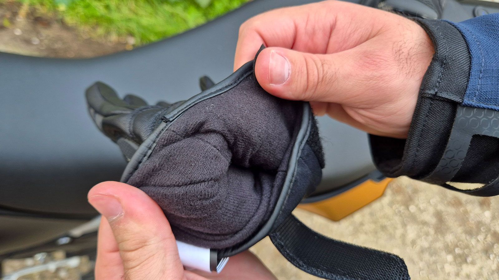 Η εσωτερική πολυεστερική επένδυση Thinsulation των IXON MS Sinergy, κρατά τα χέρια ζεστά ακόμα και σε πολύ χαμηλές θερμοκρασίες. 