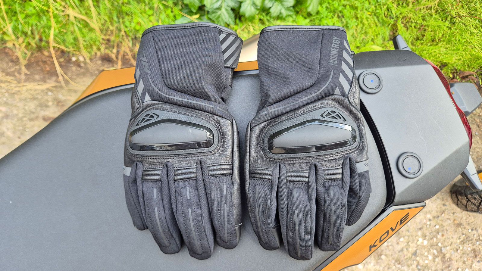 Το προστατευτικό X-Urban των IXON MS Sinergy από TPU πολυουρεθάνη, είναι ανθεκτικό και έχει την κατάλληλη ελαστικότητα, ώστε να μην εμποδίζει τις κινή