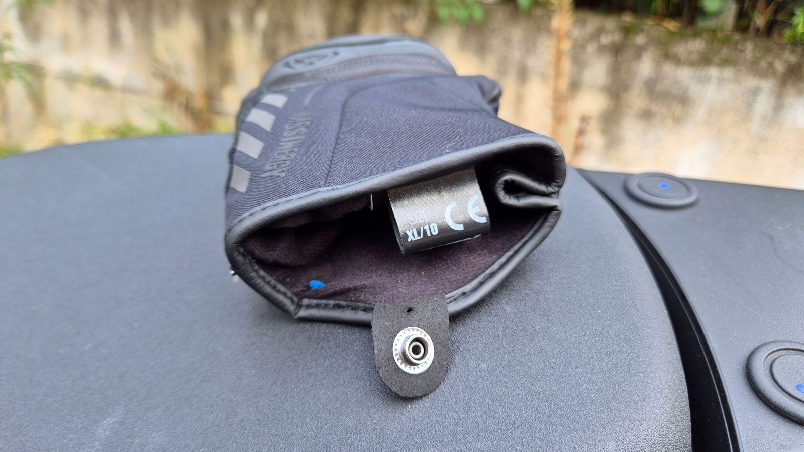 Τα IXON MS Sinergy, διαθέτουν από ένα κουμπί, ώστε να ενώνονται μεταξύ τους και να μπορείς να τα αποθηκεύσεις κρεμώντας τα. 