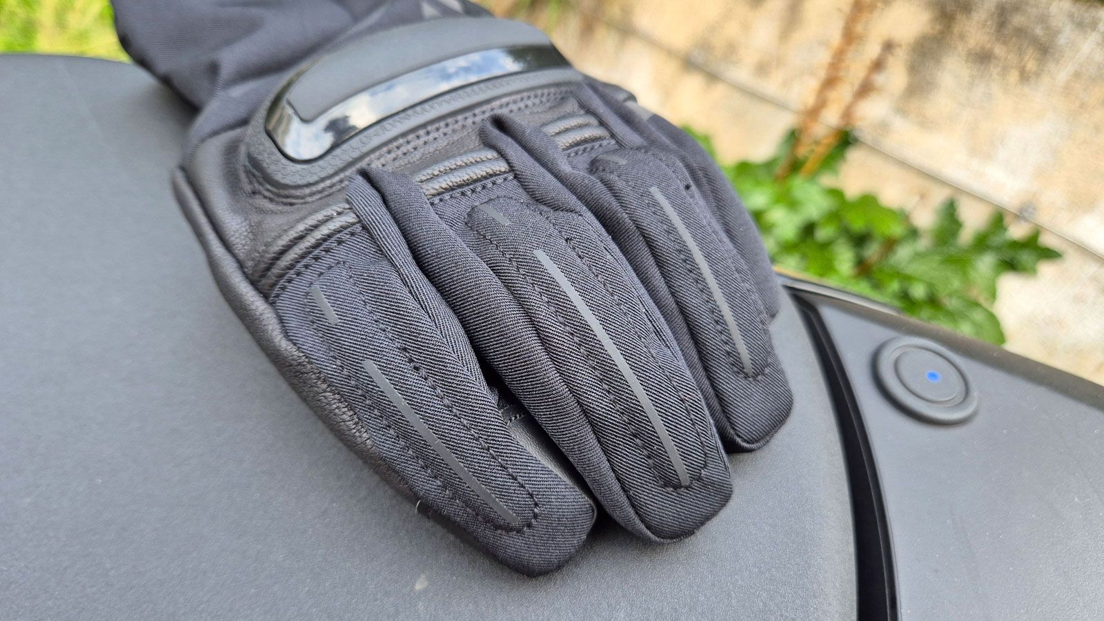 Στον δείκτη, τον μέσο και τον παράμεσο, τα IXON MS Sinergy διαθέτουν μία μικρή λωρίδα ενίσχυσης. 