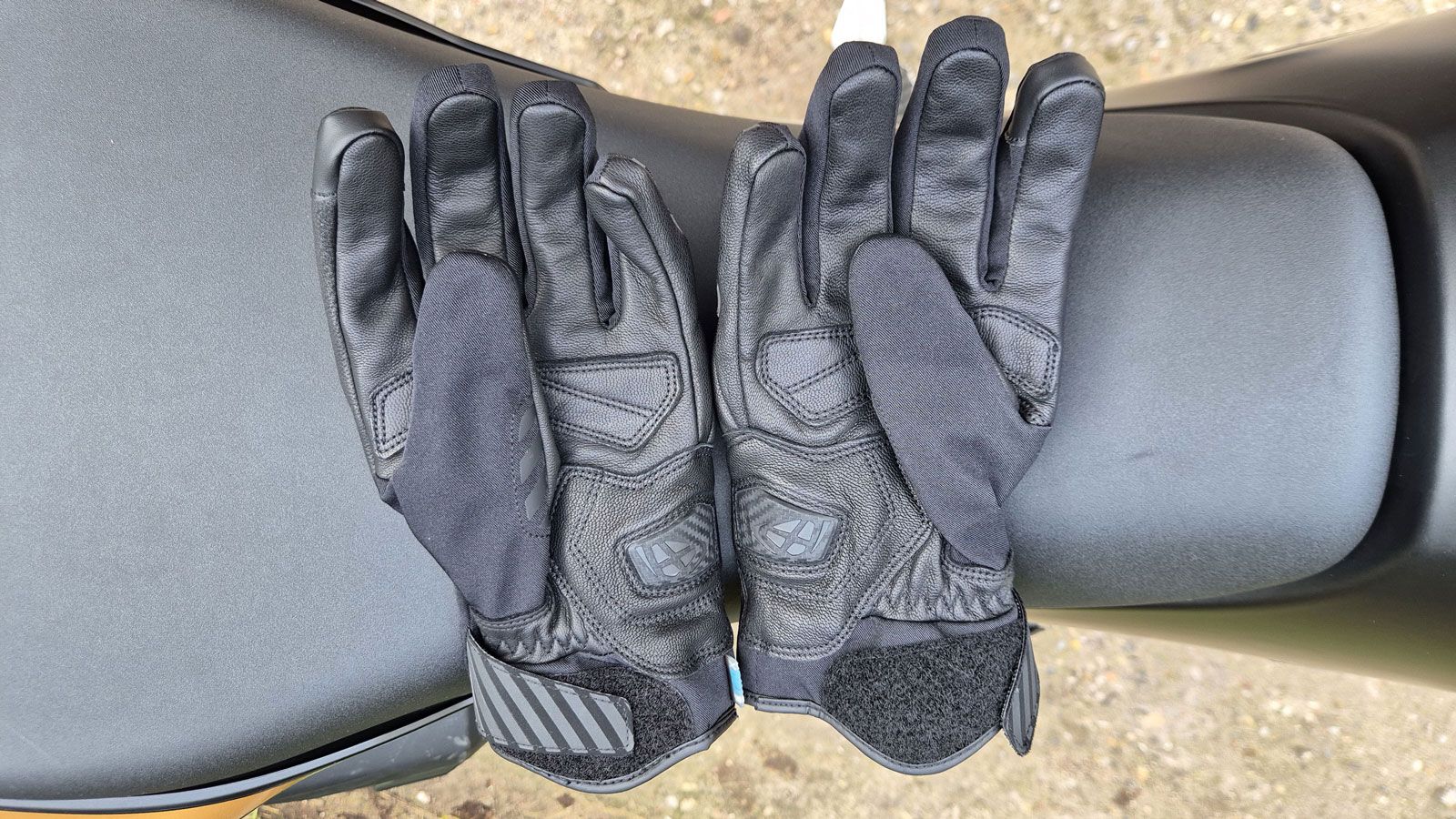 Η παλάμη των IXON MS Sinergy, ντύνεται με υψηλής αντοχής δέρμα κατσίκας, δίνοντάς τους μία Premium αίσθηση. 