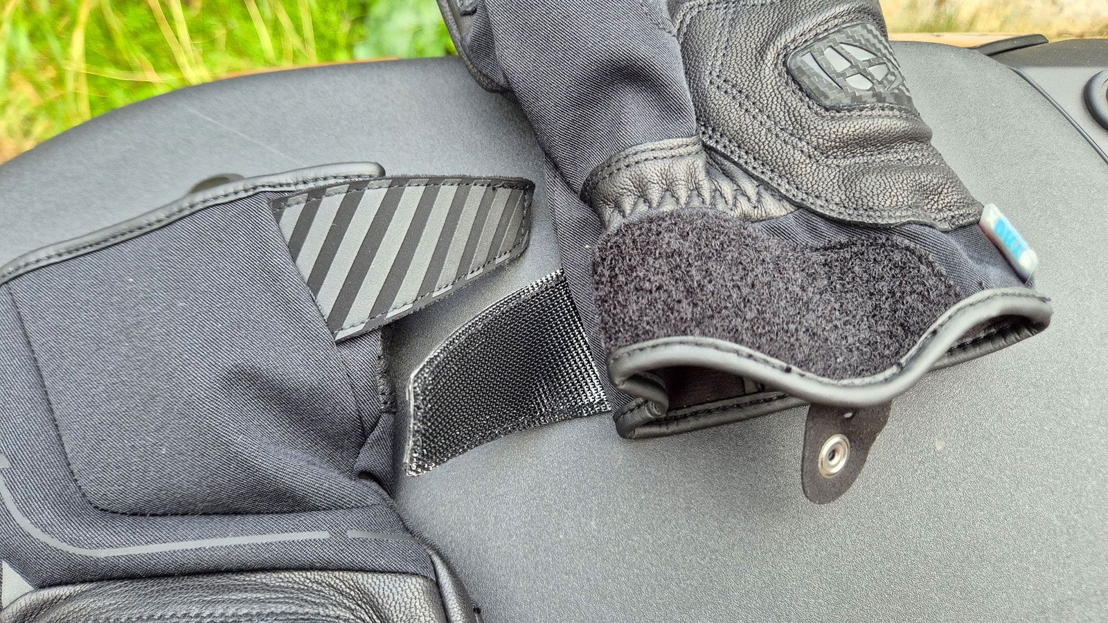 Το λουράκι που ασφαλίζει στις μανσέτες των IXON MS Sinergy με Velcro, διαθέτει και ανακλαστικές λωρίδες. 