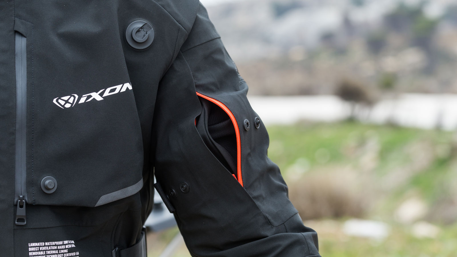 Test μπουφάν 4 εποχών IXON M-SKEID: Πιο αδιάβροχο... δεν γίνεται