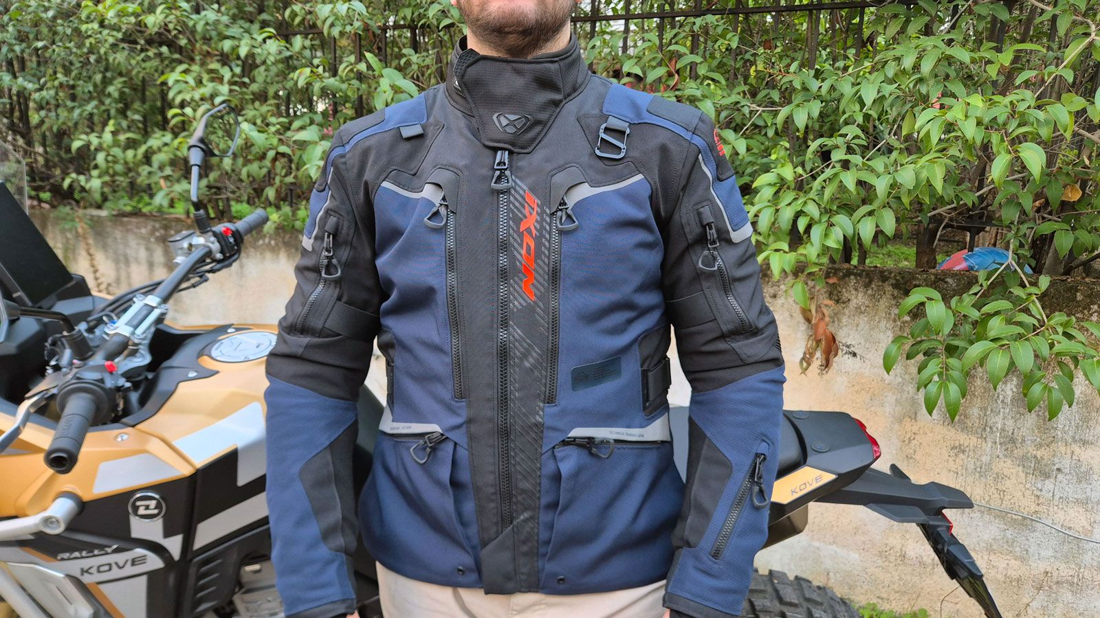 Το IXON Odin είναι ένα εξαιρετικό τετραεποχικό μπουφάν, με ποιότητα κατασκευής και χαρακτηριστικά που δικαιολογούν πλήρως την τιμή του. 