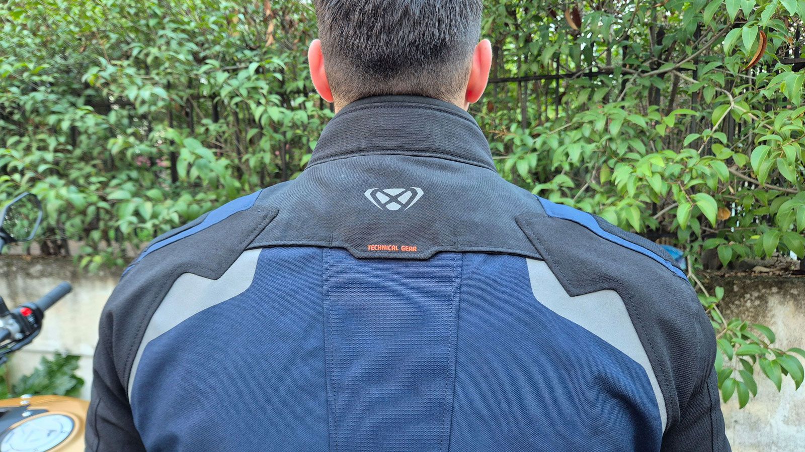 Κάτω από αυτό το flap στο πίσω μέρος του IXON Odin υπάρχει ένας αεραγωγός. 