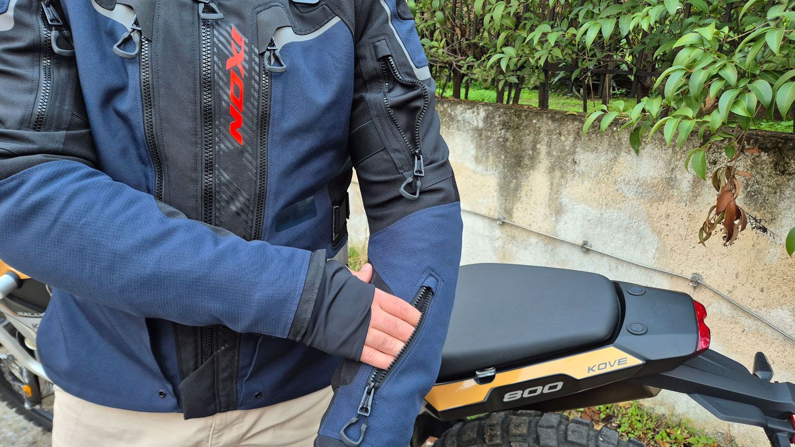 Η τσέπη βραχίονα του IXON Odin είναι πολύ πρακτική και σου δίνει άμεση πρόσβαση στα αντικείμενα που θες. 