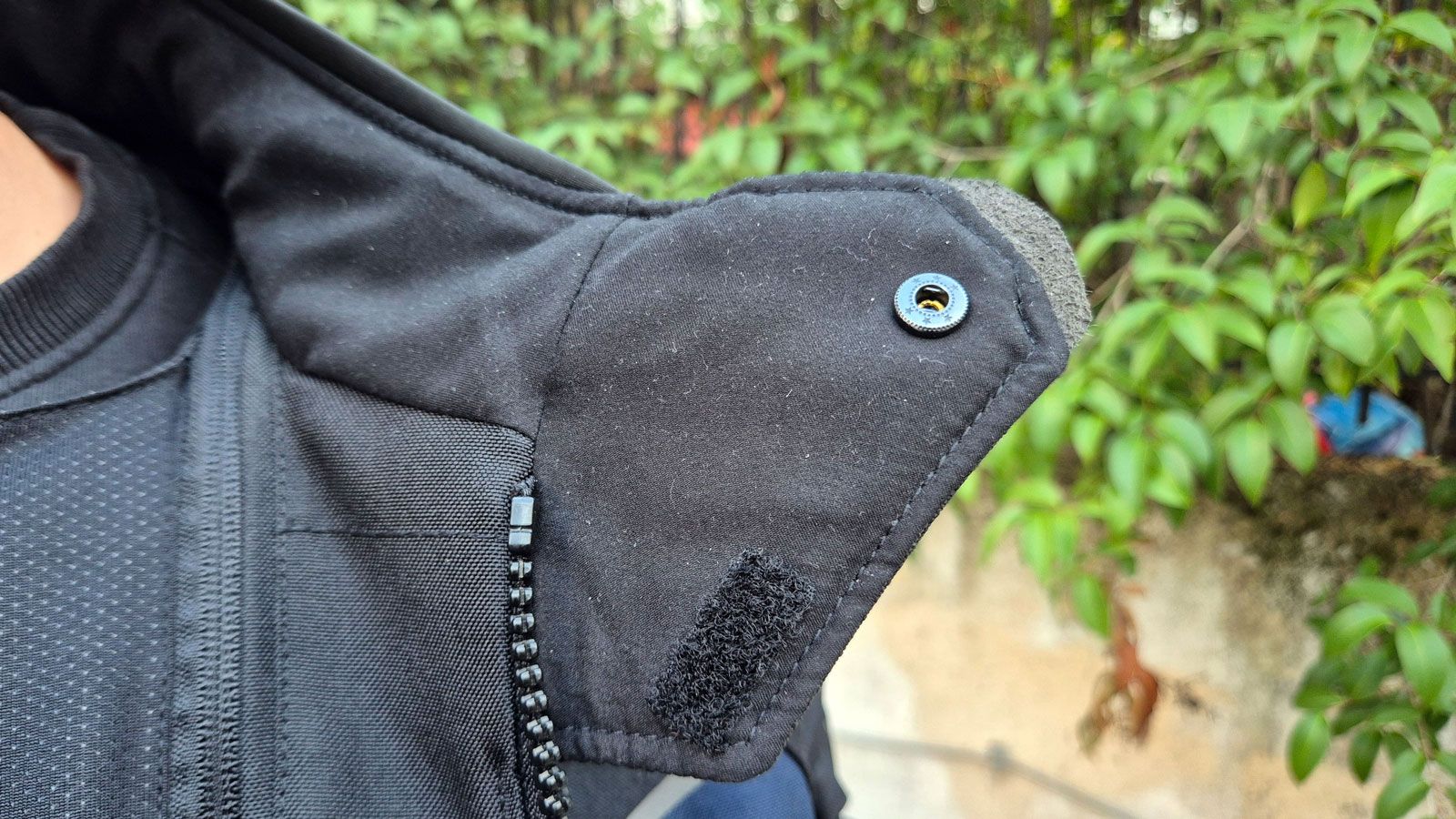 Το κολάρο του IXON Odin, έχει μία αρκετά μεγάλη επιφάνεια στο κλείσιμο και ντύνεται με Neoprene ύφασμα. 