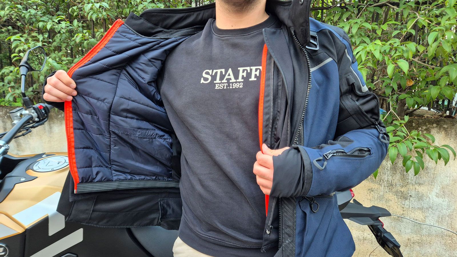 Αυτή είναι η μέσα μεριά της θερμικής επένδυσης του IXON Odin. 