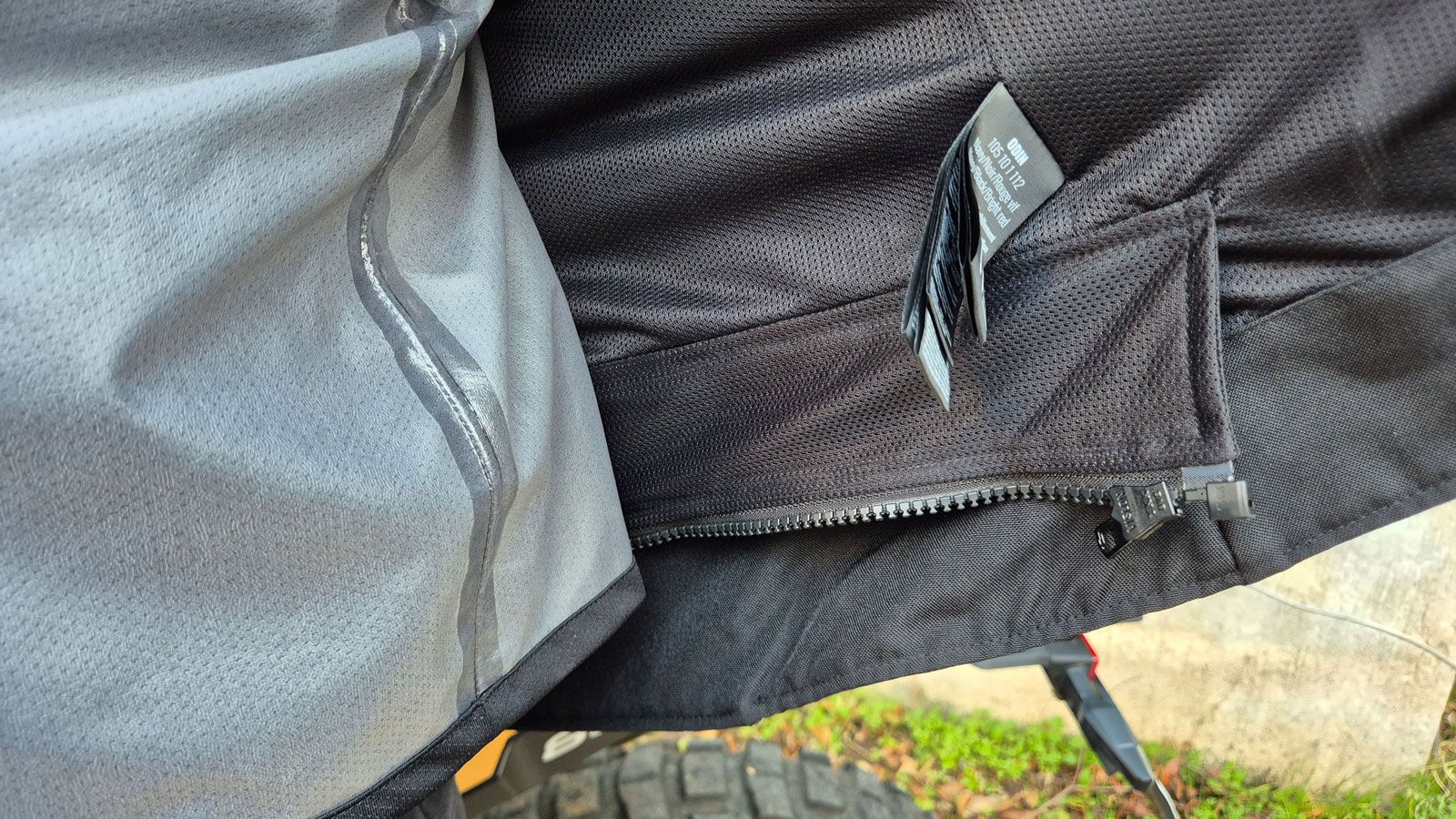 Δεν θα μπορούσε να λείπει ένα φερμουάρ σύνδεσης παντελονιού από το IXON Odin. 