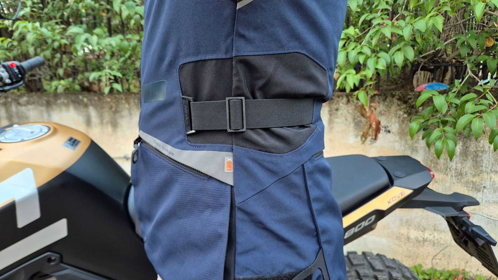 Το IXON Odin διαθέτει ιμάντες ρύθμισης στη μέση και λουράκι με Velcro στο τελείωμα. 