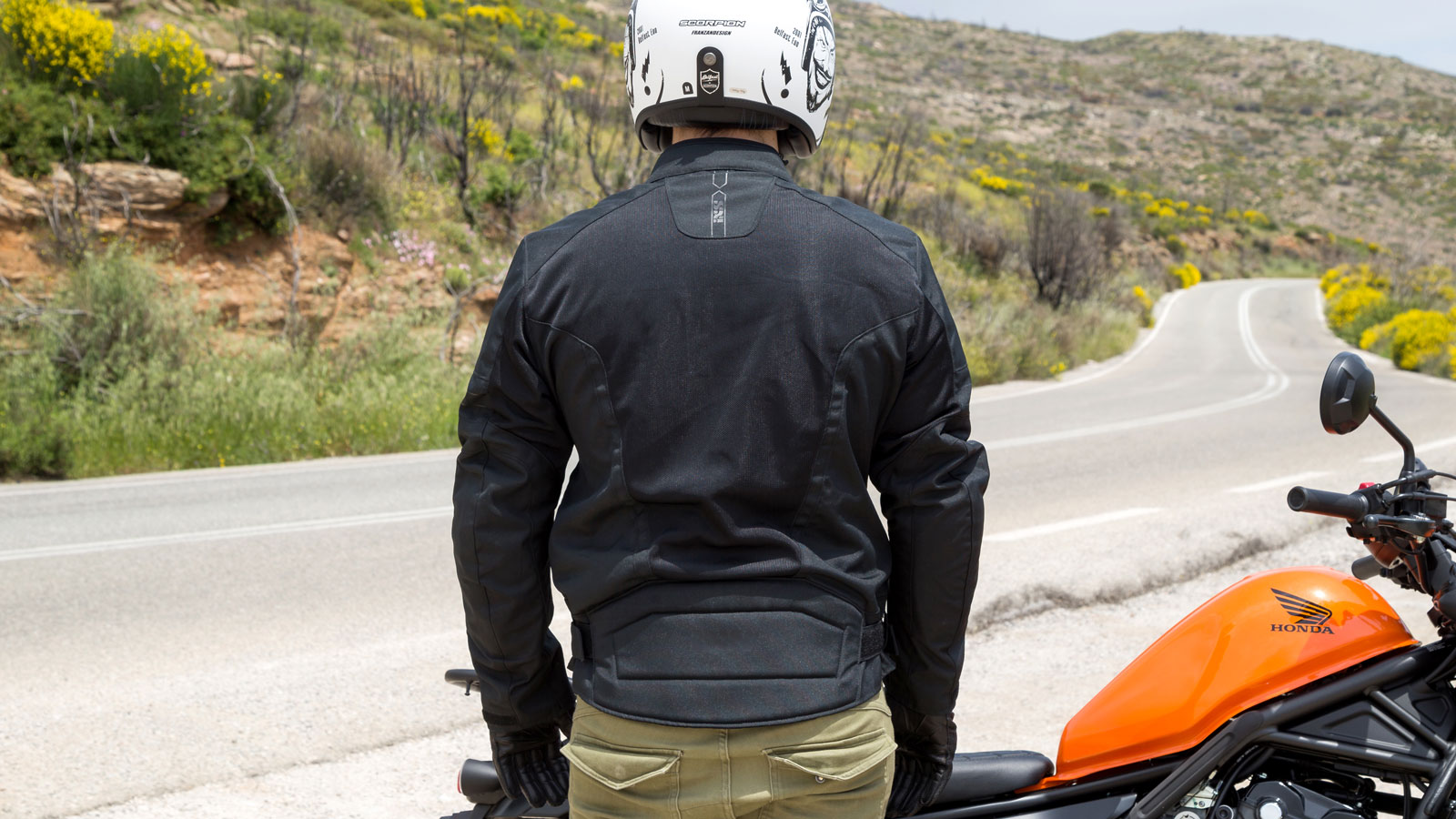 Το μεγαλύτερο μέρος της πλάτης του IXS Classic Evo-Air είναι διάτρητο, ενώ στο κάτω μέρος υπάρχει και ένα μαλακό Pad στήριξης για την μέση. 