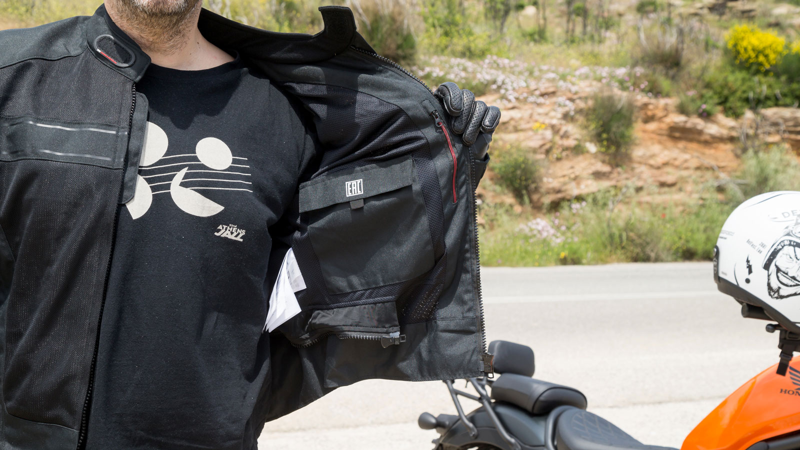 Στο εσωτερικό του IXS Classic Evo-Air υπάρχουν 3 τσέπες, 2 με Velcro και μία ακόμα Napoleon στην πιέτα (δίπλα από το χέρι του μοντέλου) με φερμουάρ.