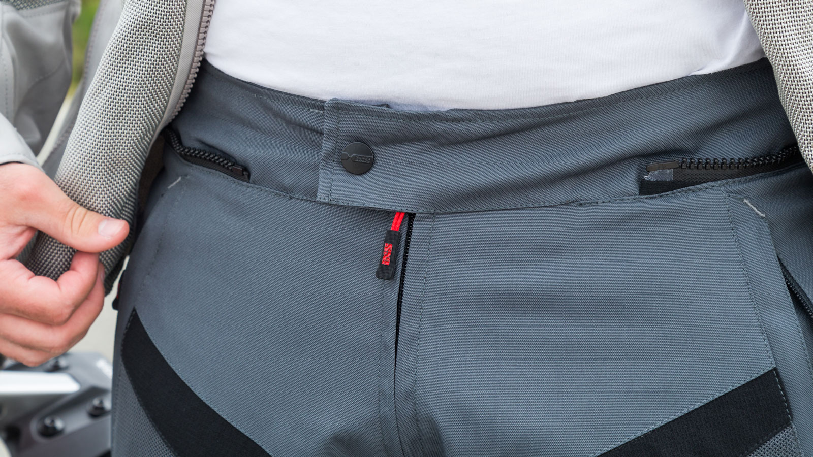 Όπως φαίνεται στην φωτογραφία, το φερμουάρ σύνδεσης μπουφάν του IXS Trigonis Air είναι σχεδόν περιμετρικό. 